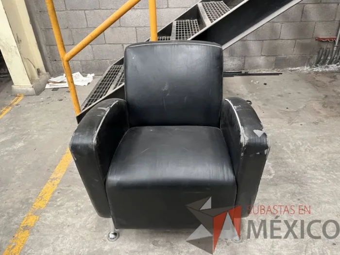 Lote 024 - Sillón de 1 plaza, patas metálicas, asiento y respaldo color negro - Imagen 2