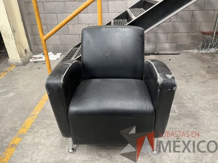 Lote 024 - Sillón de 1 plaza, patas metálicas, asiento y respaldo color negro