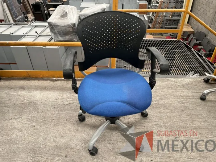 Lote 069 - 10 Sillas operativas con ruedas, descansabrazos, respaldo en plástico y asiento en tela color azul