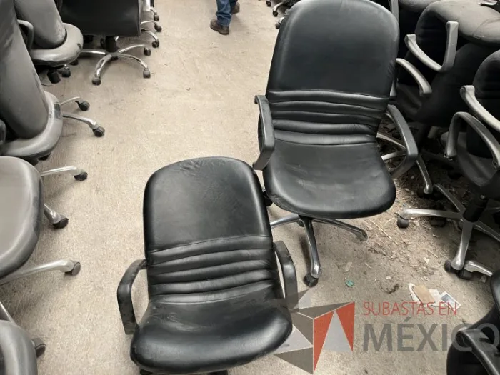 Lote 008 - 2 Sillas operativas con ruedas, descansa brazos, asiento y respaldo color negro