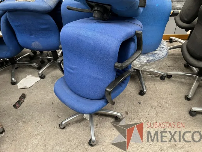 Lote 012 - 16 Sillas secretariales con ruedas, asiento y respaldo en tela color azul - Imagen 4