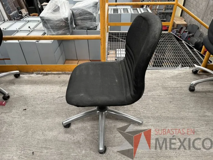 Lote 014 - Silla secretarial con ruedas, asiento y respaldo en tela color negro - Imagen 3