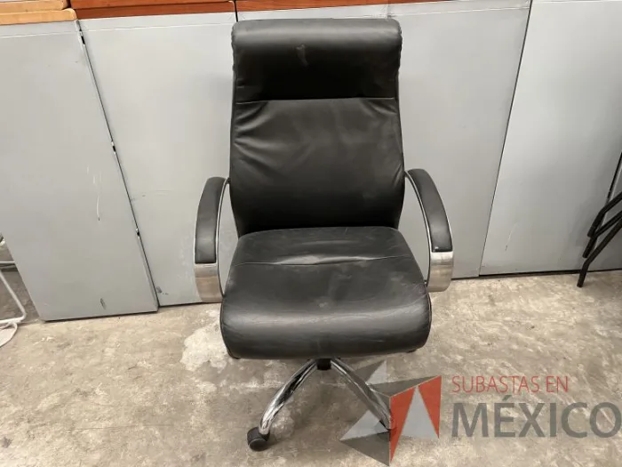 Lote 017 - 2 Sillas operativas con ruedas, descansa brazos, asiento y respaldo en piel color negro