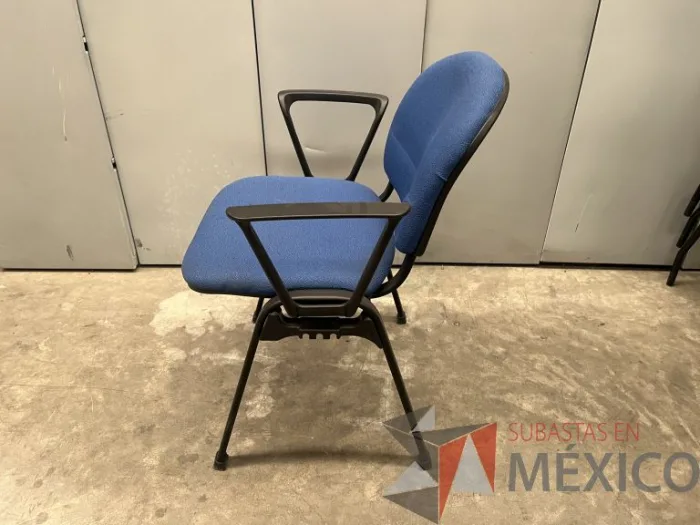 Lote 019 - 2 Sillas fijas, descansa brazos, asiento y respaldo en tela color azul - Imagen 3