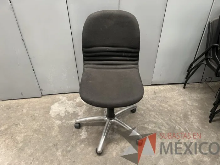 Lote 020 - Silla operativa con ruedas, asiento y respaldo en tela color negro