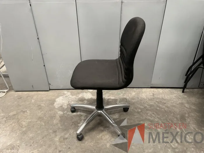 Lote 020 - Silla operativa con ruedas, asiento y respaldo en tela color negro - Imagen 4