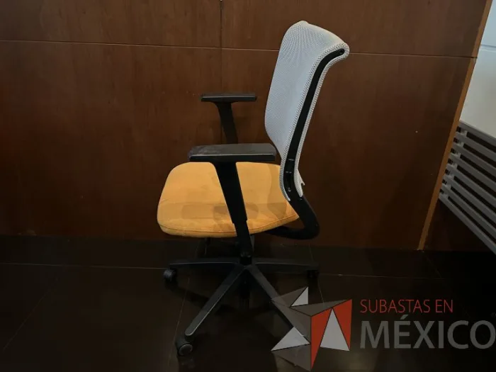 Lote 023 - 2 Sillas operativas con ruedas, descansabrazos, respaldo en malla y asiento en tela color naranja - Imagen 5