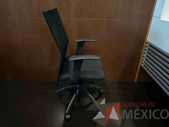 Lote 029 - Silla operativa con ruedas, descansabrazos, respaldo en malla y asiento en tela color negro - Imagen 3