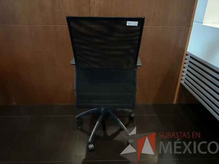 Lote 029 - Silla operativa con ruedas, descansabrazos, respaldo en malla y asiento en tela color negro - Imagen 4