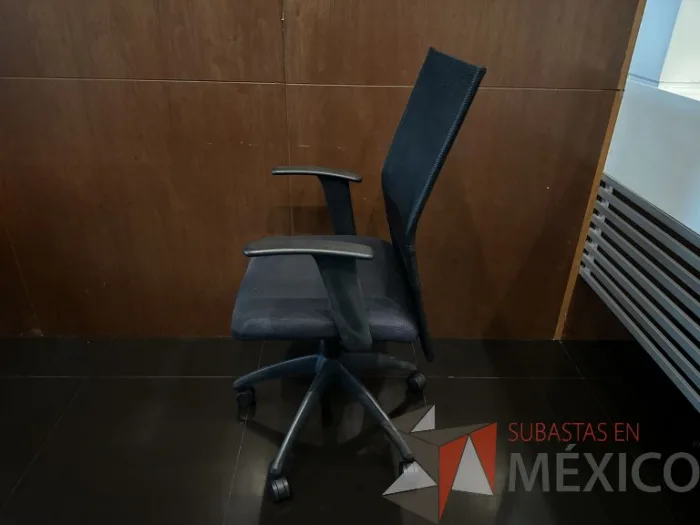 Lote 029 - Silla operativa con ruedas, descansabrazos, respaldo en malla y asiento en tela color negro - Imagen 5