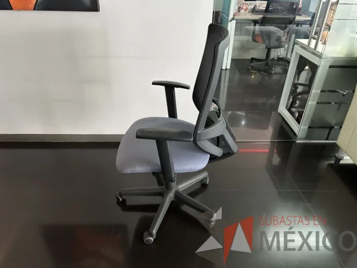 Lote 003 - Silla operativa con ruedas, descansabrazos, respaldo en malla y asiento en tela color azul - Imagen 5