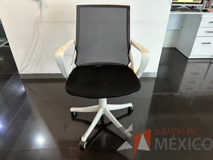 Lote 018 - Silla operativa con ruedas, descansabrazos, respaldo en malla y asiento en tela color negro