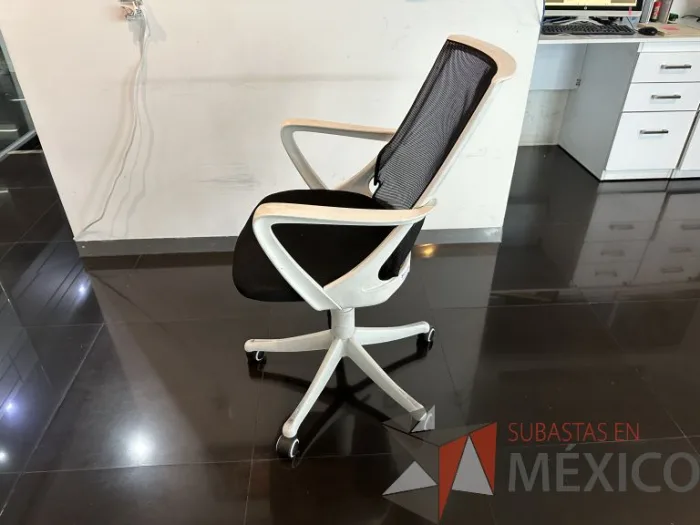 Lote 018 - Silla operativa con ruedas, descansabrazos, respaldo en malla y asiento en tela color negro - Imagen 4