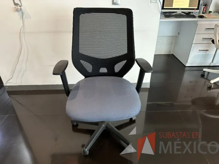 Lote 009 - Silla operativa con ruedas, descansabrazos, respaldo en malla y asiento en tela color azul