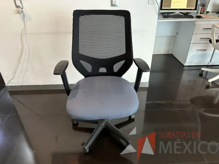 Lote 003 - Silla operativa con ruedas, descansabrazos, respaldo en malla y asiento en tela color azul