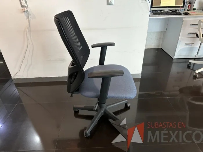 Lote 009 - Silla operativa con ruedas, descansabrazos, respaldo en malla y asiento en tela color azul - Imagen 3