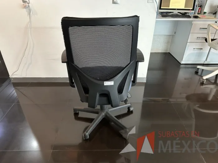 Lote 009 - Silla operativa con ruedas, descansabrazos, respaldo en malla y asiento en tela color azul - Imagen 4