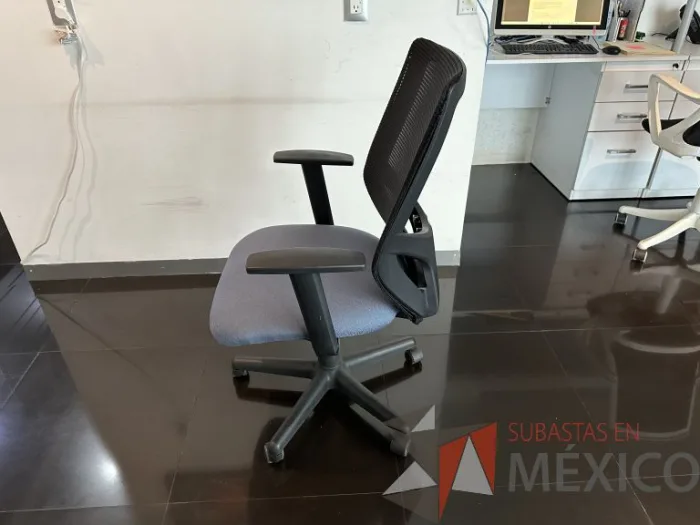 Lote 009 - Silla operativa con ruedas, descansabrazos, respaldo en malla y asiento en tela color azul - Imagen 5