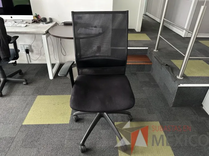 Lote 012 - Silla operativa con ruedas, descansabrazos, respaldo en malla y asiento en tela color negro