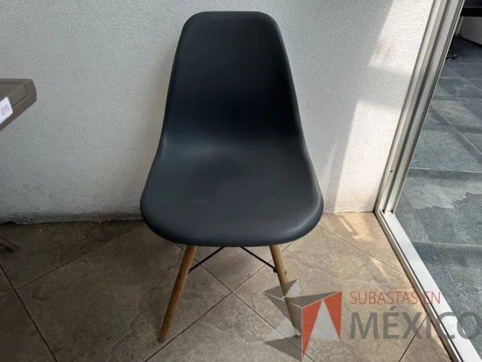 Lote 005 - 2 Sillas fijas, asiento y respaldo en plástico color negro