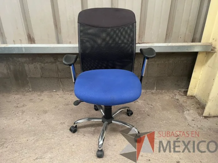 Lote 002 - 10 Sillas operativas con ruedas, descansabrazos, respaldo en malla y asiento en tela color azul