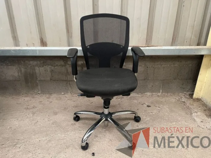 Lote 004 - 2 Sillas operativas con ruedas y asiento en tela color negro