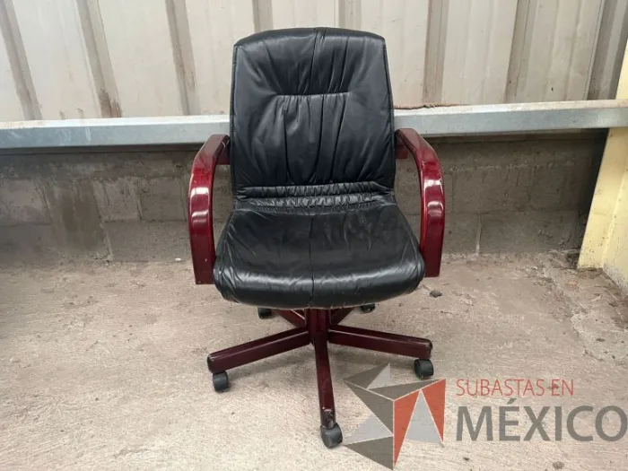 Lote 045 - 2 Sillas operativas con ruedas, descansa brazos de madera, asiento y respaldo color negro