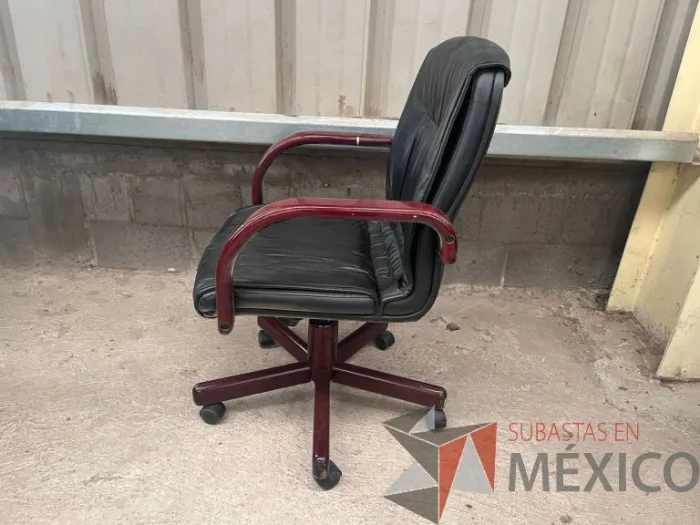 Lote 005 - 2 Sillas operativas con ruedas, descansa brazos de madera, asiento y respaldo negro - Imagen 3