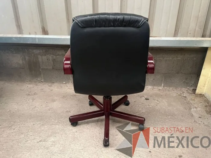 Lote 005 - 2 Sillas operativas con ruedas, descansa brazos de madera, asiento y respaldo negro - Imagen 4