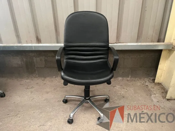 Lote 007 - 2 Sillas operativas con ruedas, descansa brazos, asiento y respaldo en color negro