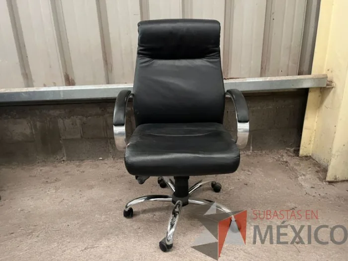 Lote 009 - 2 Sillas operativas con ruedas, descansa brazos, asiento y respaldo color negro