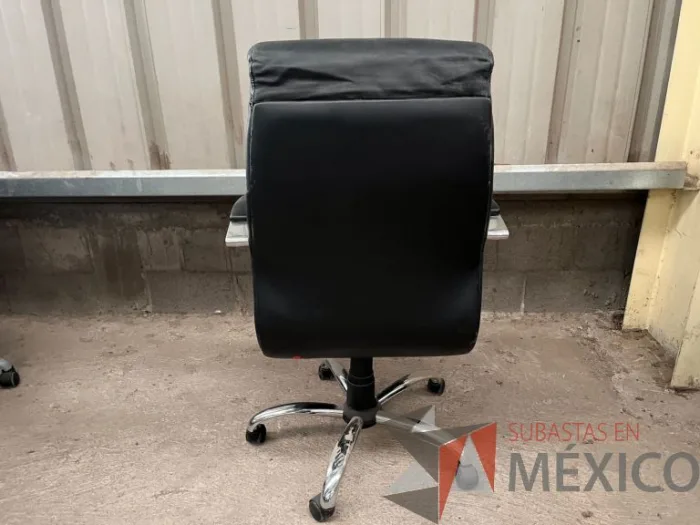 Lote 009 - 2 Sillas operativas con ruedas, descansa brazos, asiento y respaldo color negro - Imagen 4