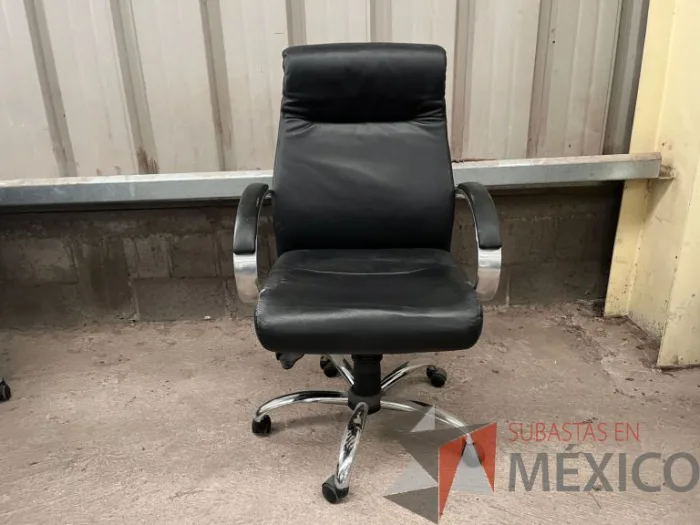 Lote 009 - 2 Sillas operativas con ruedas, descansa brazos, asiento y respaldo color negro - Imagen 5