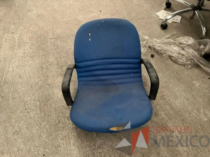 Lote 012 - 16 Sillas secretariales con ruedas, asiento y respaldo en tela color azul - Imagen 5