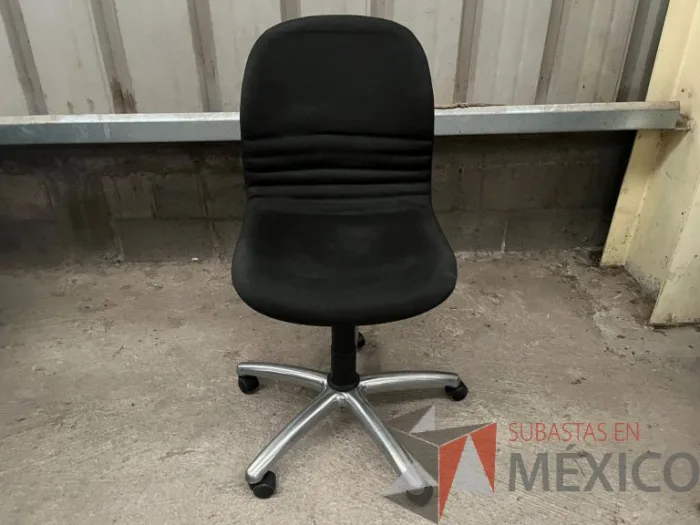 Lote 014 - Silla secretarial con ruedas, asiento y respaldo en tela color negro