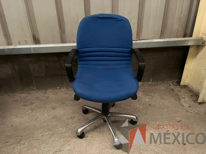 Lote 015 - 3 Sillas operativas con ruedas, descansa brazos, asiento y respaldo en tela color azul - Imagen 2