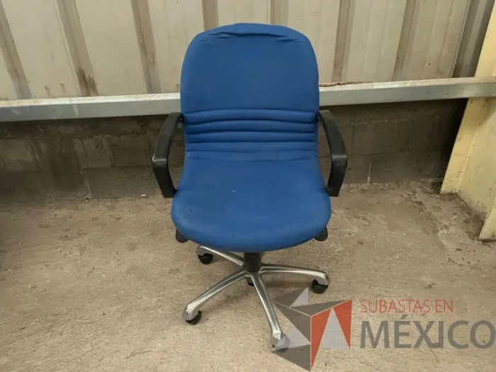 Lote 015 - 3 Sillas operativas con ruedas, descansa brazos, asiento y respaldo en tela color azul