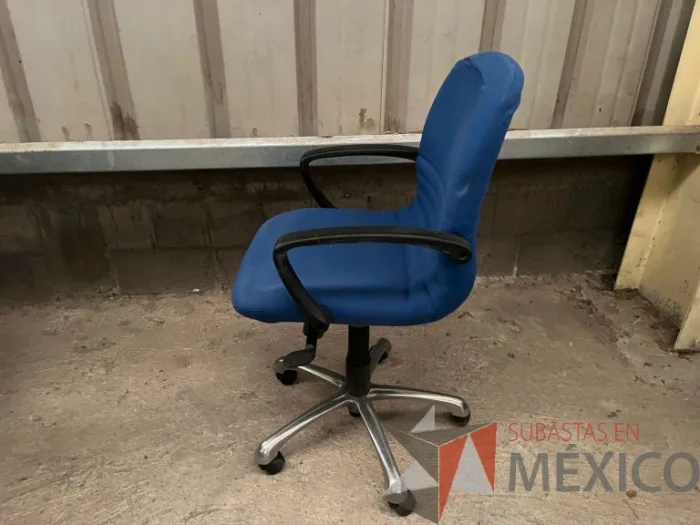 Lote 015 - 3 Sillas operativas con ruedas, descansa brazos, asiento y respaldo en tela color azul - Imagen 4