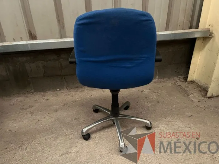 Lote 015 - 3 Sillas operativas con ruedas, descansa brazos, asiento y respaldo en tela color azul - Imagen 5