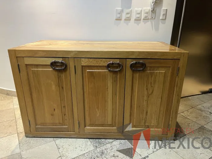 Lote 001 - Gabinete con 3 puertas de madera de encino americano