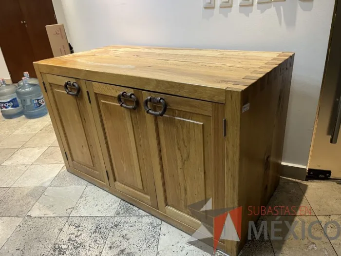 Lote 001 - Gabinete con 3 puertas de madera de encino americano - Imagen 3