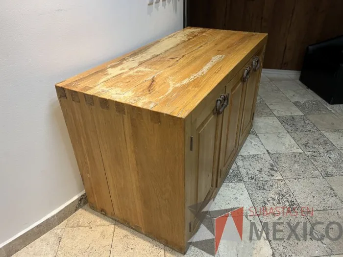 Lote 001 - Gabinete con 3 puertas de madera de encino americano - Imagen 2