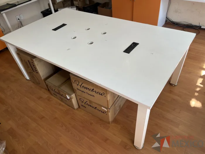 Lote 001  - Mesa de trabajo con base metálica con cubierta color blanco