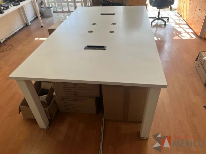 Lote 001  - Mesa de trabajo con base metálica con cubierta color blanco - Imagen 9