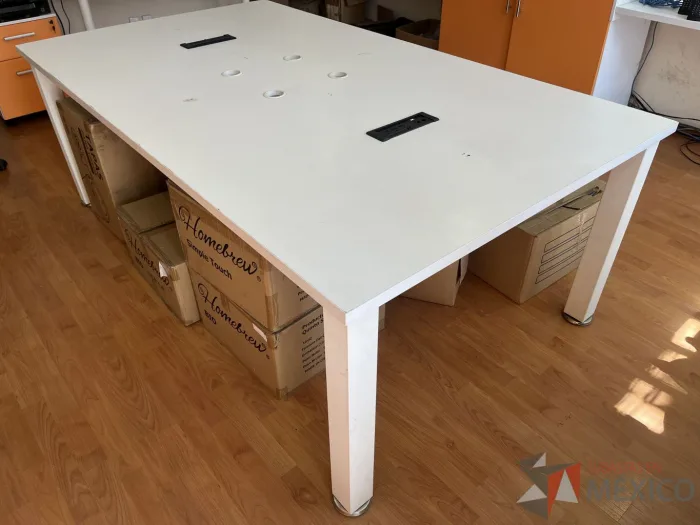 Lote 001  - Mesa de trabajo con base metálica con cubierta color blanco - Imagen 11