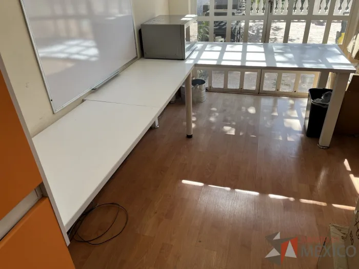 Lote 009 - Estación de trabajo para 4 personas para empotrar con gabinete de 4 alto de 4 puertas - Imagen 10