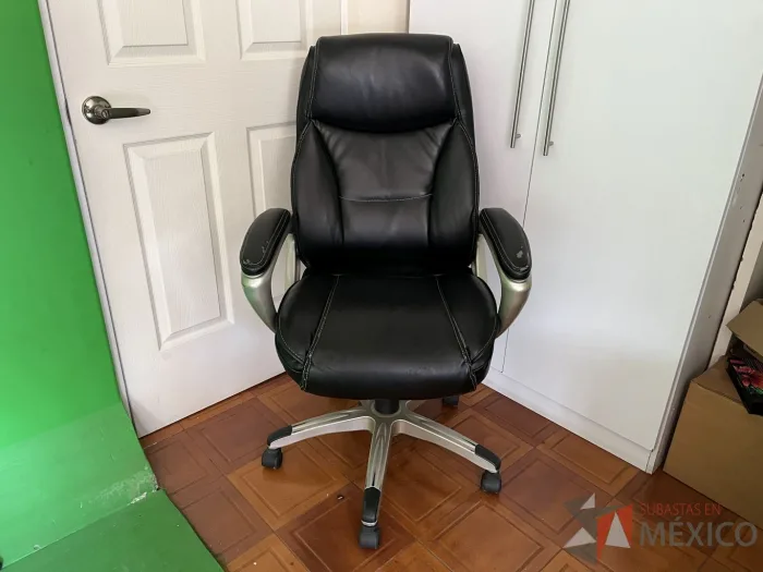 Lote 014 - Silla operativa con ruedas, descansabrazos, asiento y respaldo color negro