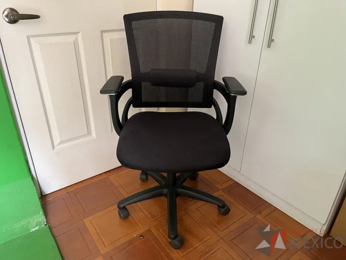 Lote 015 - Silla operativa con ruedas, descansabrazos, asiento en tela y respaldo en malla color negro