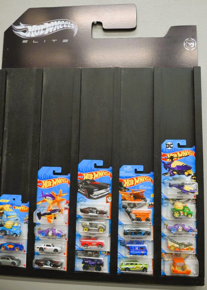 Lote 020 - Un mostrador de madera para hot wheels, (incluye 20 Hot Wheels)