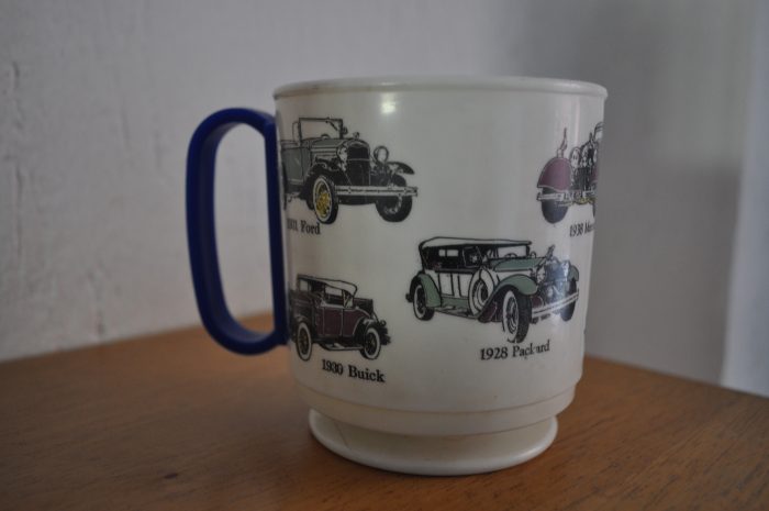 Lote 021 - Tasa en plastico de los agnos 50's representando varios modelos pre-war - Imagen 2